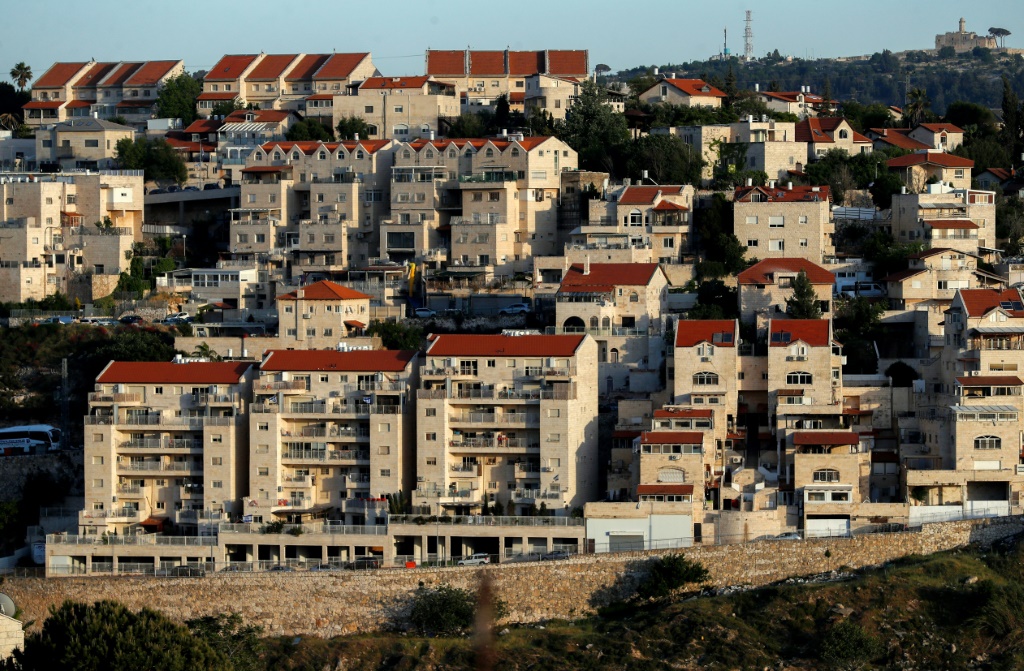 منذ عام 1967، عززت دولة الاحتلال سيطرتها على الضفة الغربية من خلال توفير الأراضي والموارد والحماية لأكثر من 130 مستوطنة إسرائيلية جديدة في المنطقة (أ ف ب)