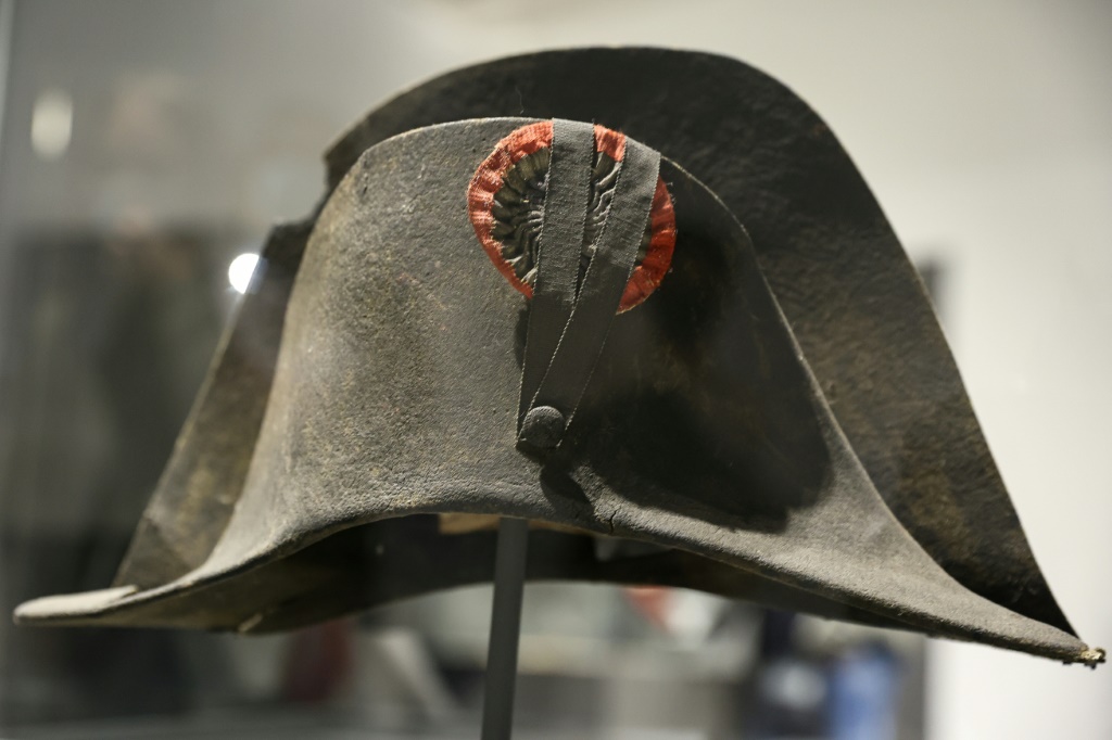 قبعة نابليون بونابارت معروضة في برين لالو البلجيكية في الرابع من أيار/ماية 2021 (ا ف ب)