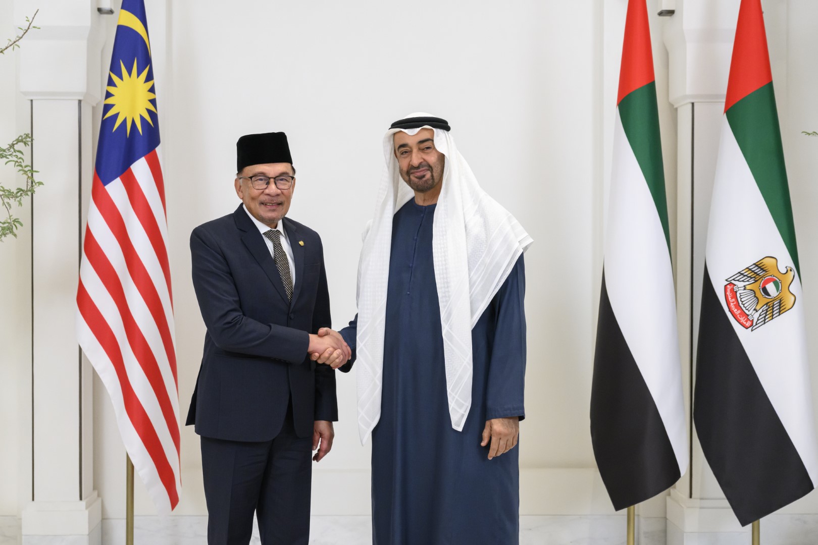 خلال استقبال الرئيس الإماراتي لرئيس الوزراء الماليزي (وام) 