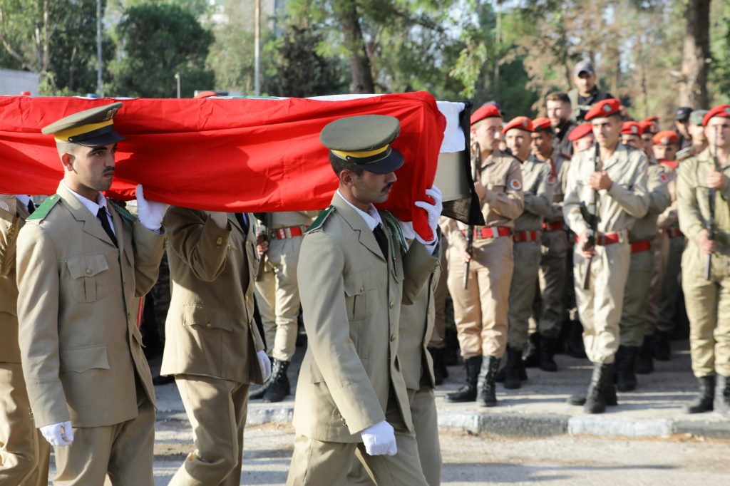 جنود يحملون نعشًا خلال جنازة ضحايا هجوم بطائرة بدون طيار على أكاديمية عسكرية سورية (أ ف ب)   