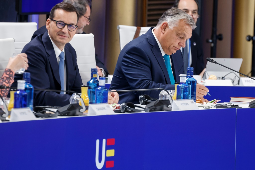 البولندي ماتيوس مورافيتسكي والمجري فيكتور أوربان يرفضان خطة إصلاح الهجرة المقترحة من الاتحاد الأوروبي (أ ف ب)   