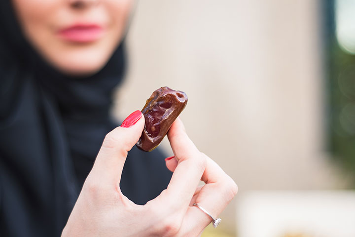 لصحتك.. تعرف إلى  فوائد لتناول التمر على الريق يومياً(الاسرة)