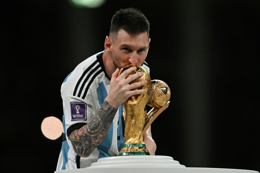 قاد ليونيل ميسي منتخب الارجنتين الى لقب كأس العالم 2022 في قطر في كانون الاول/ديسمبر الماضي (ا ف ب)