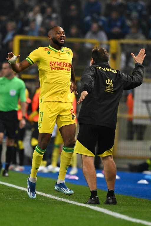 مهاجم نانت ماركوس كوكو يحتفل بافتتاح التسجيل في مرمى ستراسبورغ (2-1) في الدوري الفرنسي في السادس من تشرين الأول/أكتوبر 2023 (ا ف ب)