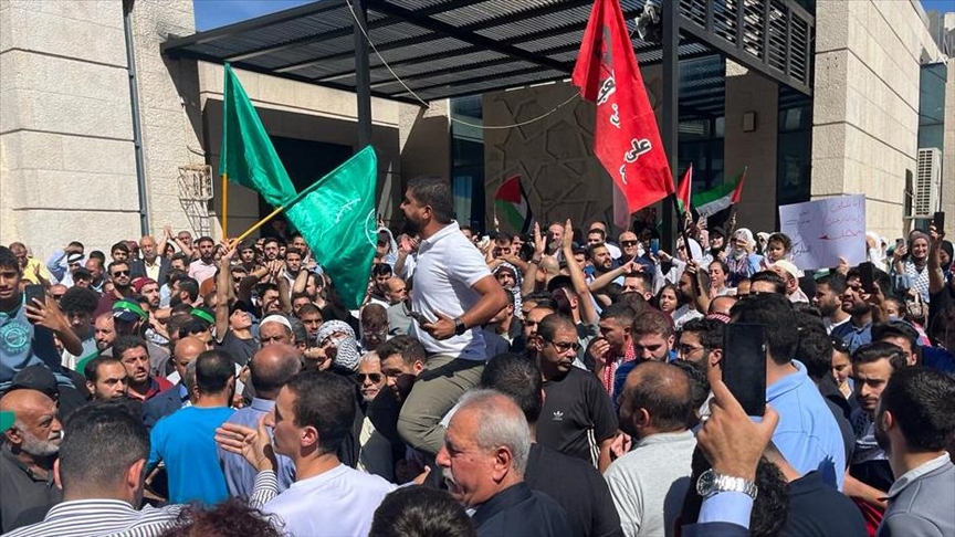 انتظمت الفعالية أمام المسجد الكالوتي بمنطقة الرابية، على بعد مئات الأمتار من السفارة الإسرائيلية بالعاصمة عمّان (الاناضول)