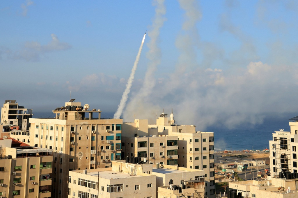 إطلاق صواريخ من مدينة غزة نحو إسرائيل في 7 تشرين الأول/أكتوبر 2023 (ا ف ب)