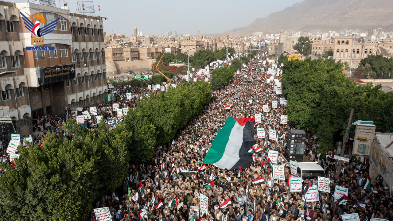 اليمنيون ينتفضون دعما لفلسطين : مسيرة حاشدة بالعاصمة صنعاء تأييدا ودعما لعملية "طوفان الأقصى"