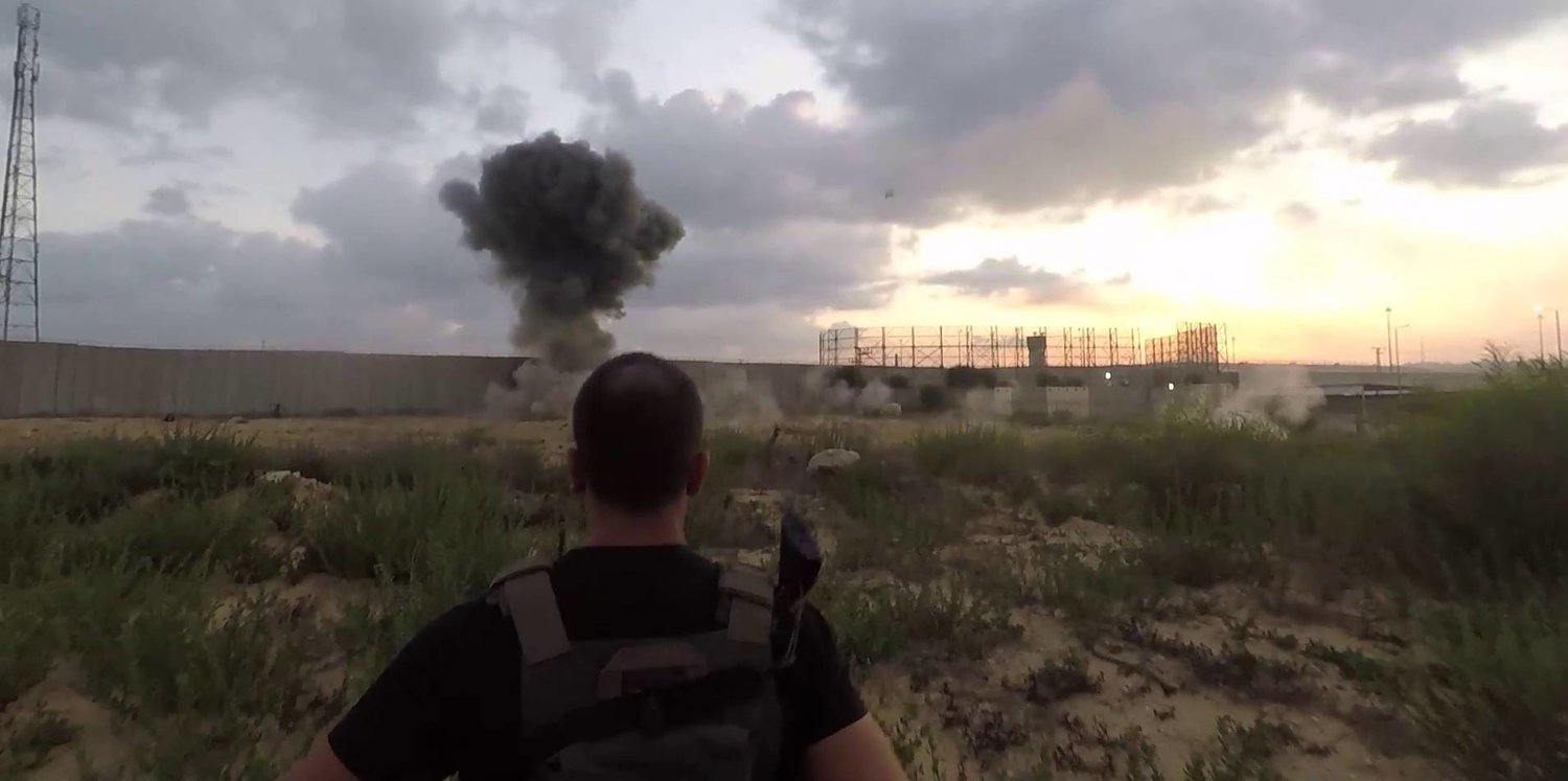 مشهد لتدمير جزء من السياج الحدودي في غزة (فيديو لكتائب القسام)