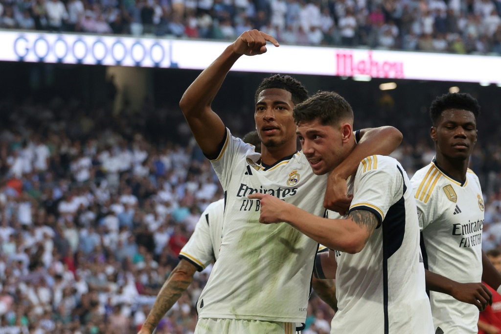 الانكليزي جود بيلينغهام لاعب ريال مدريد فرحا بهدفيه في مرمى أوساسونا على ملعب سانتياغو برنابيو في العاصمة مدريد في 7 تشرين الاول/اكتوبر 2023 (ا ف ب)