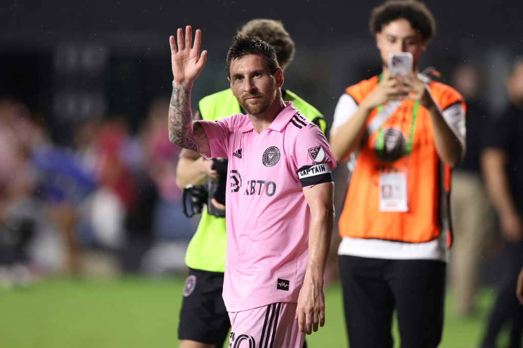 نجم إنتر ميامي الدولي الارجنتيني ليونيل ميسي يحيي الجماهير عقب الخسارة أمام سينسيناتي (0-1) في الدوري الاميركي في السابع من تشرين الأول/أكتوبر 2023 (ا ف ب)