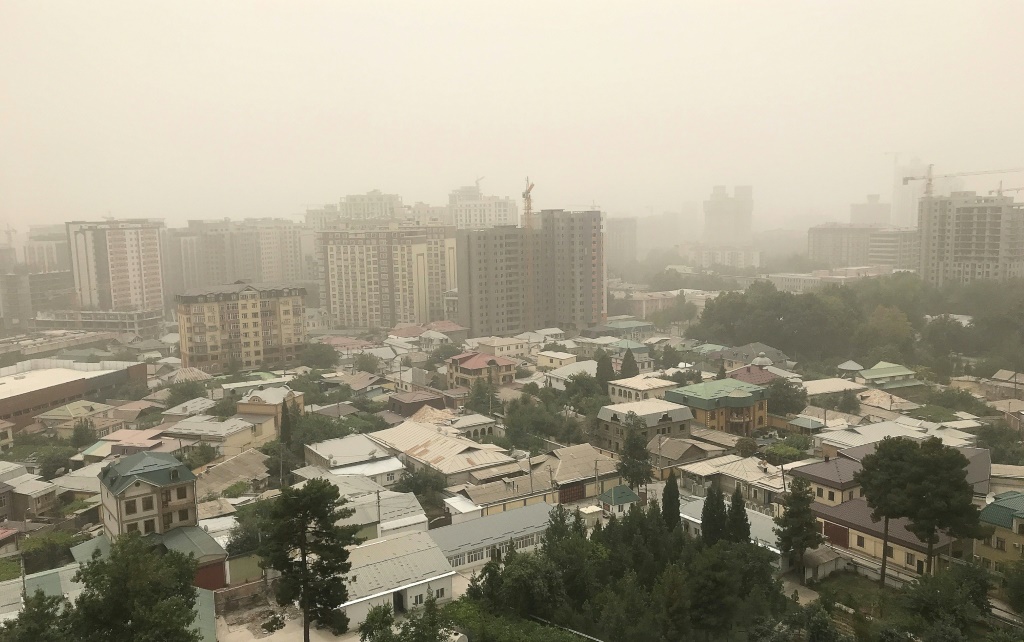 عاصفة ترابية رملية في دوشانبي عاصمة طاجيكستان في الثاني من تشرين الأول/أكتوبر 2023 (ا ف ب)