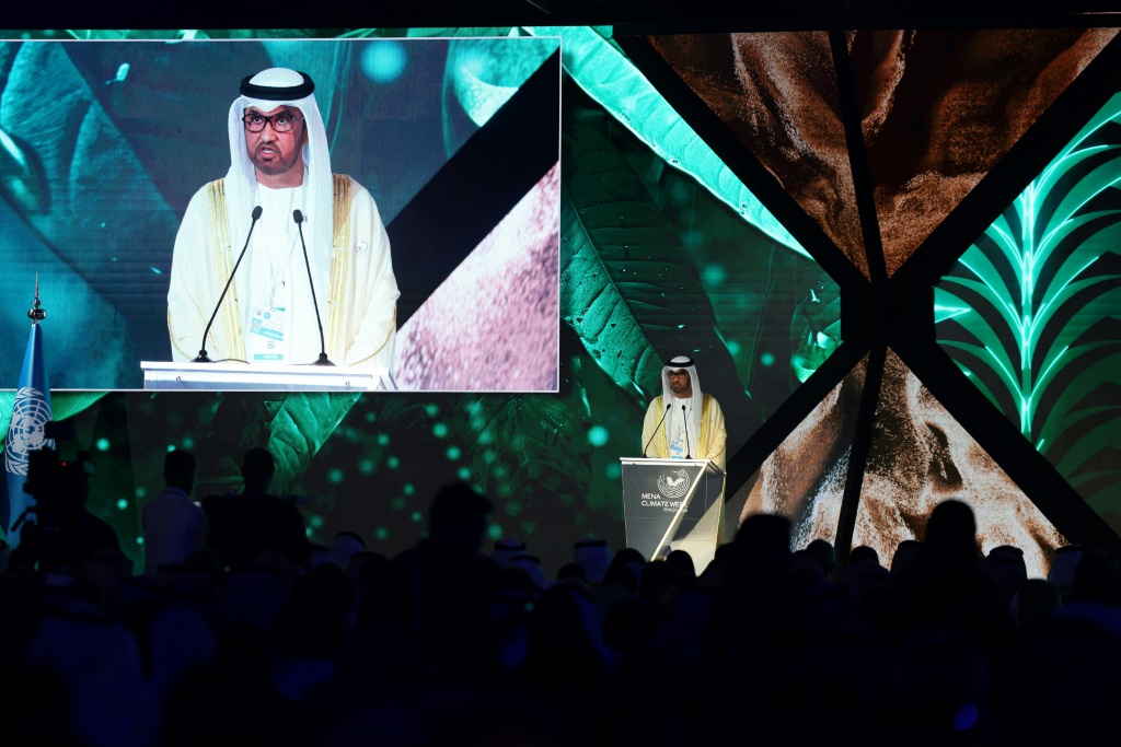 رئيس مؤتمر الأطراف في اتفاقية الأمم المتحدة الإطارية بشأن تغير المناخ (COP28) الإماراتي سلطان الجابر في افتتاح أسبوع المناخ في الشرق الأوسط وشمال إفريقيا في الرياض بتاريخ 8 تشرين الأول/أكتوبر 2023 (أ ف ب)   