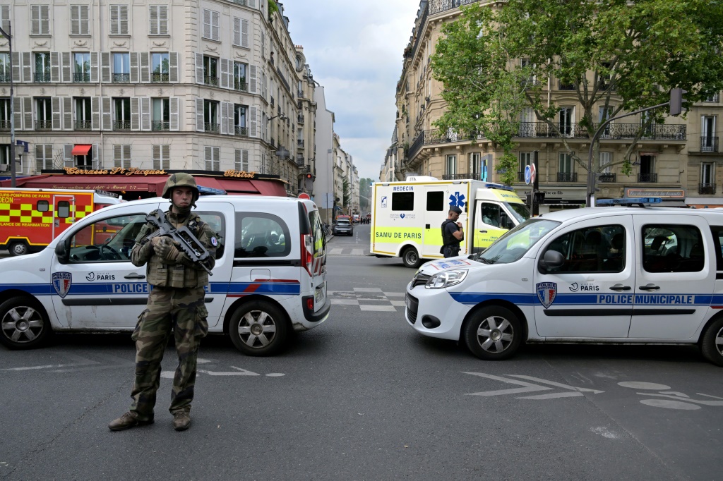    وفي فرنسا، يجري نشر جنود من عملية Sentinelle، وهي قوة خاصة منتشرة في جميع أنحاء البلاد منذ الهجمات الإرهابية عام 2015. (أ ف ب)   