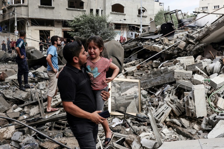 طفلة فلسطينة تحت القصف الاسرئيلي على غزة (أ ف ب)
