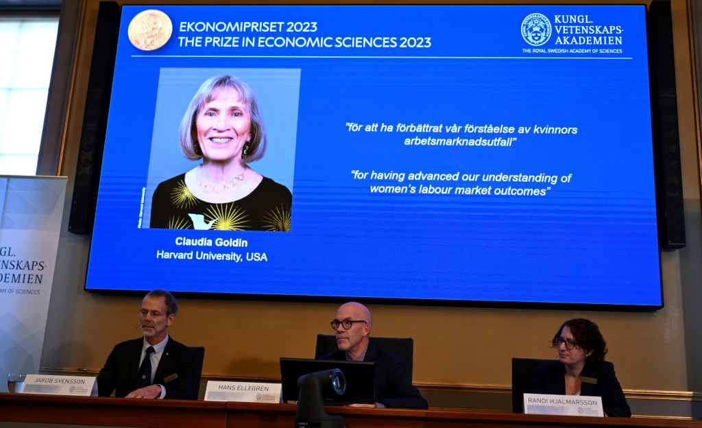 صورة الباحثة الاقتصادية الأميركية كلوديا غولدين على الشاشة إثر إعلان فوزها بجائزة نوبل للاقتصاد في العاصمة السويدية ستوكهولم في التاسع من تشرين الأول/أكتوبر 2023 (أ ف ب)   