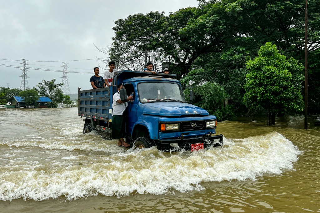 ضربت فيضانات ناجمة عن أمطار قياسية في أكتوبر تشرين الأول أجزاء من جنوب ميانمار يوم الاثنين مما أدى إلى غمر الطرق والحقول (أ ف ب)   