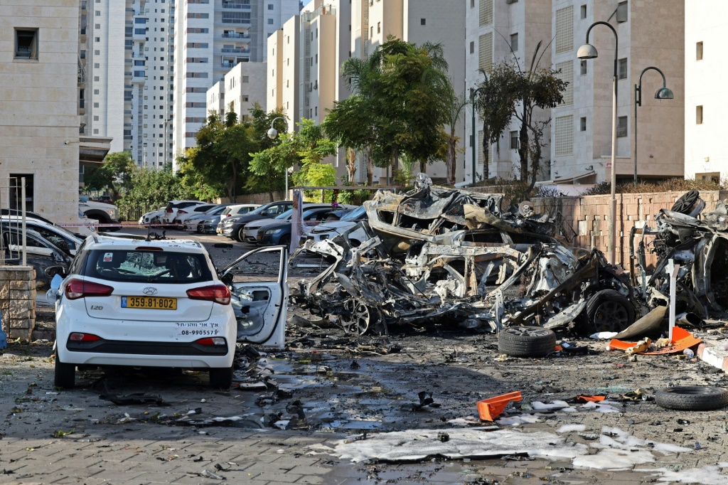     وأدى الهجوم إلى مقتل 700 شخص في إسرائيل (أ ف ب)   