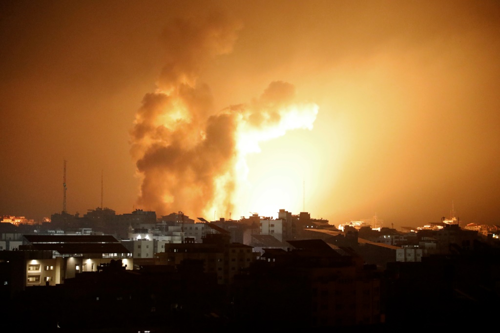 غارات جوية إسرائيلية على غزة، في الثامن من تشرين الأول/أكتوبر 2023 (أ ف ب)   