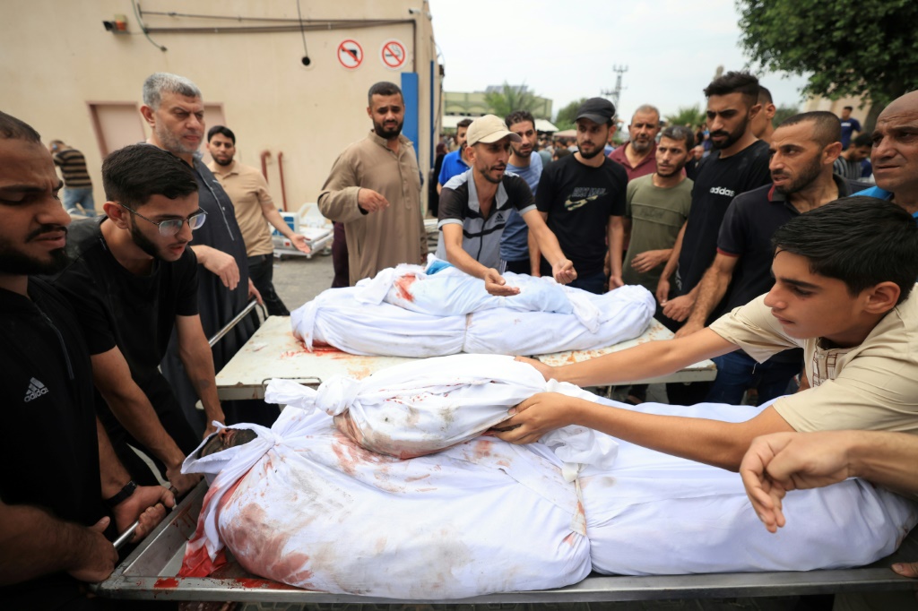 جثث قتلى في مخيم جباليا في قطاع غزة نتيجة قصف إسرائيلي في التاسع من تشرين الأول/أكتوبر 2023 (أ ف ب)  &nbsp;