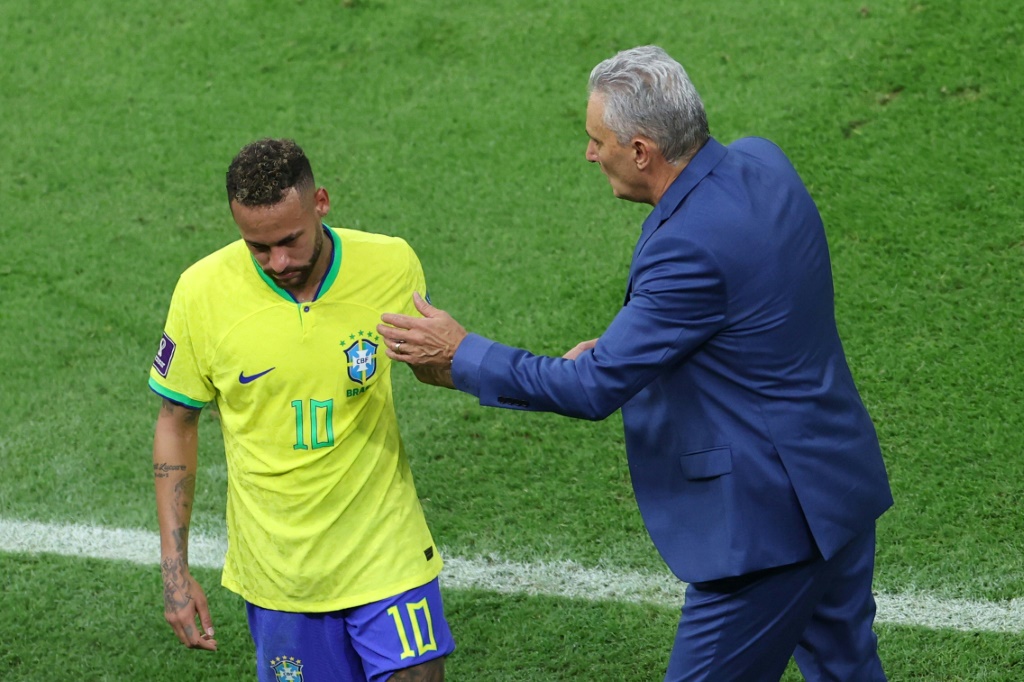 المدرب البرازيلي تيتي (يمين) يواسي نيمار بعد خروجه مصابا ضد صربيا في مونديال قطر. لوسيل، شمال الدوحة، في 24 تشرين الثاني/نوفمبر 2022 (ا ف ب)