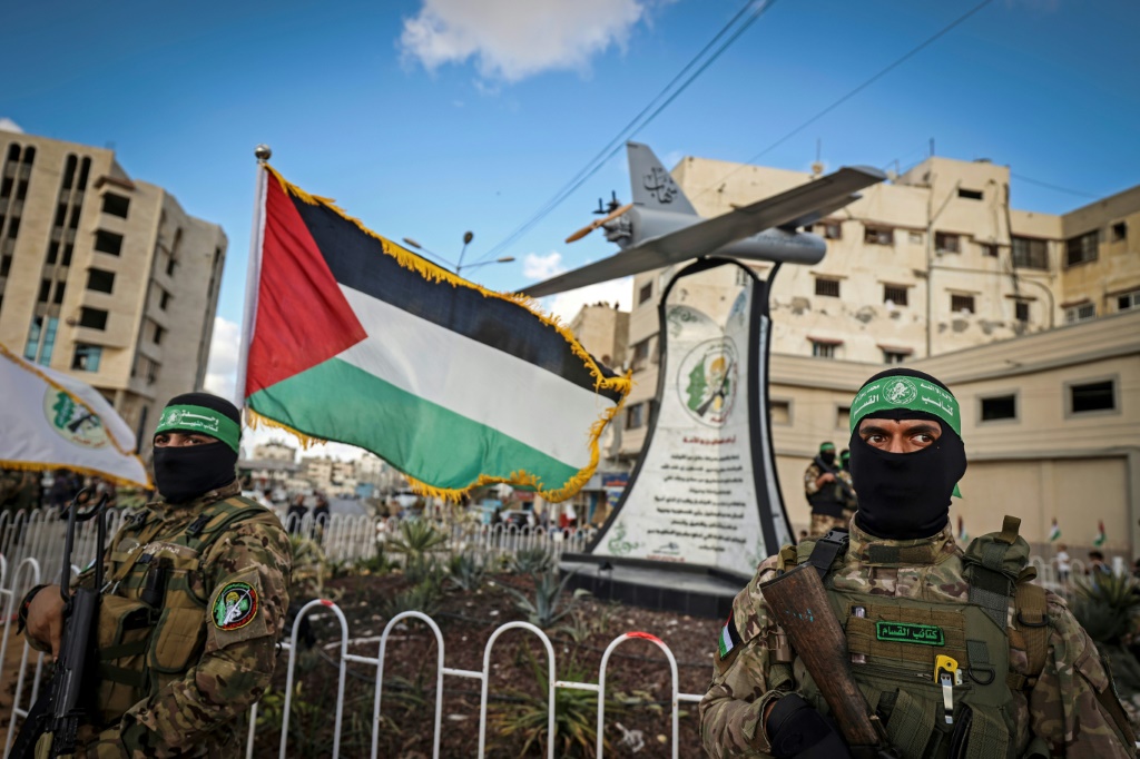 استهدفت حركة "حماس"، أمس السبت، ما قالت إنه "مواقع العدو ومطاراته وتحصيناته العسكرية"، ضمن عملية "طوفان الأقصى" (أ ف ب)
