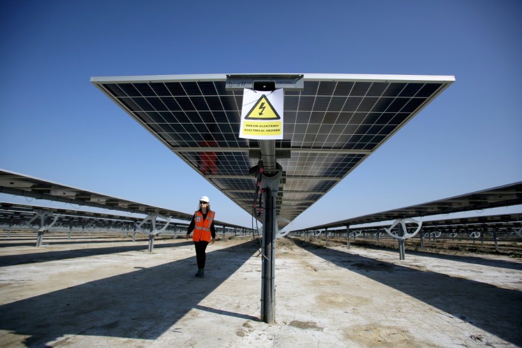     في أقل من عامين، قامت شركة فولتاليا الفرنسية ببناء أكبر محطة للطاقة الشمسية في غرب البلقان (أ ف ب)   