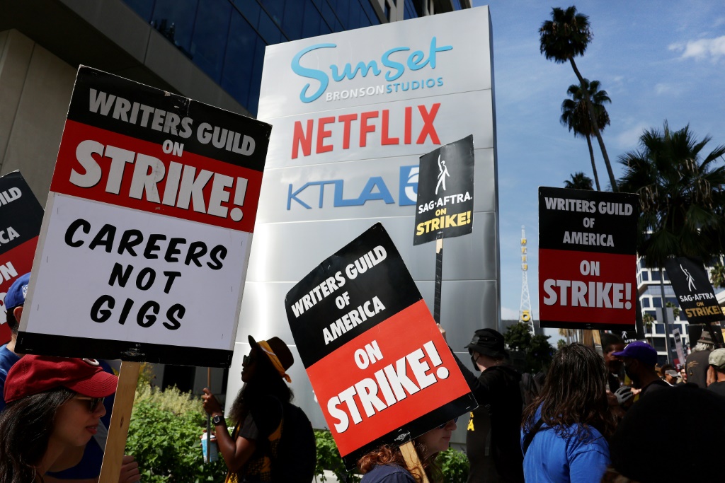 أعضاء في نقابة كتّأب السيناريو الأميركيين يتظاهرون أمام مقر استوديوهات نتفليكس في لوس أنجليس في 22 أيلول/سبتمبر 2023 (ا ف ب)