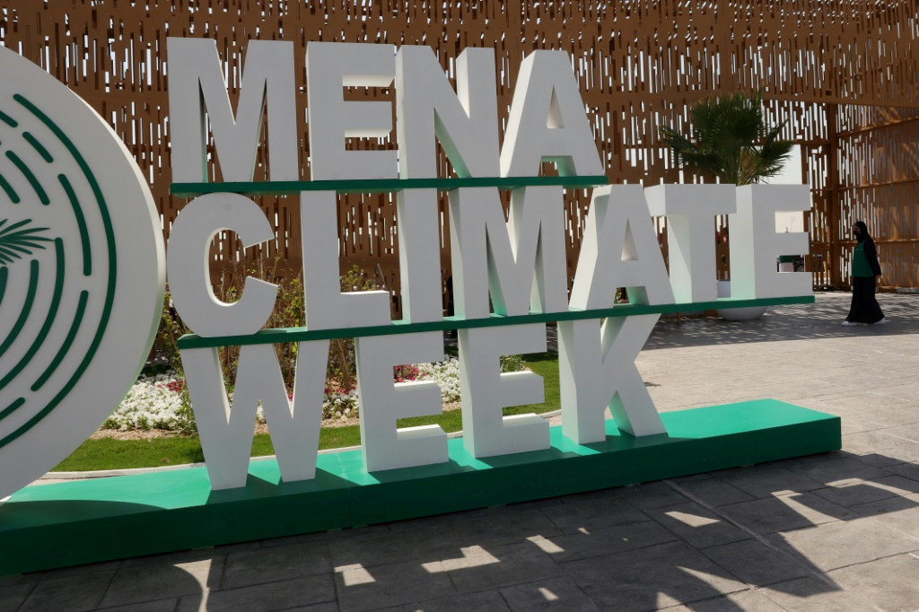 مدخل مركز المؤتمرات قبل الجلسة الافتتاحية لأسبوع المناخ في الشرق الأوسط وشمال أفريقيا، وهو مؤتمر تنظمه الأمم المتحدة ويستضيفه العاصمة السعودية الرياض، في 8 تشرين الأول/أكتوبر 2023 (ا ف ب)