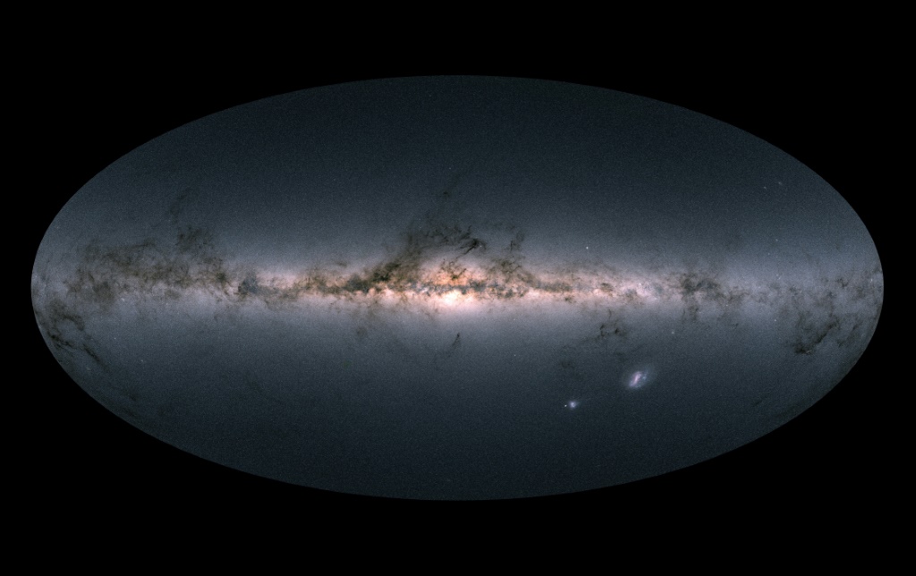 صورة وفرتها وكالة الفضاء الأوروبية في 25 نيسان/أبريل 2018 لمجرة درب التبانة والمجرات المجاورة من خلال رصد تلسكوب "غايا" 1,7 مليار نجمة (ا ف ب)