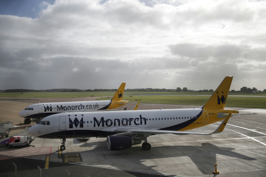 طائرتان لشركة مونارك على مدرج مطار لوتون بجنوب إنكلترا في 2 تشرين الأول/أكتوبر 2017 (ا ف ب)