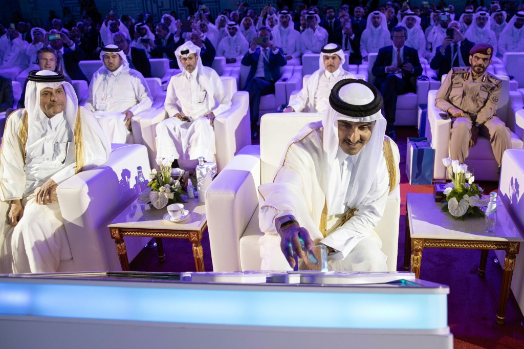 أمير قطر الشيخ تميم بن حمد آل ثاني خلال وضع حجر الأساس لمشروع توسعة حقل الشمال للغاز في راس لفان في 3 تشرين الأول/اكتوبر 2023 (ا ف ب)