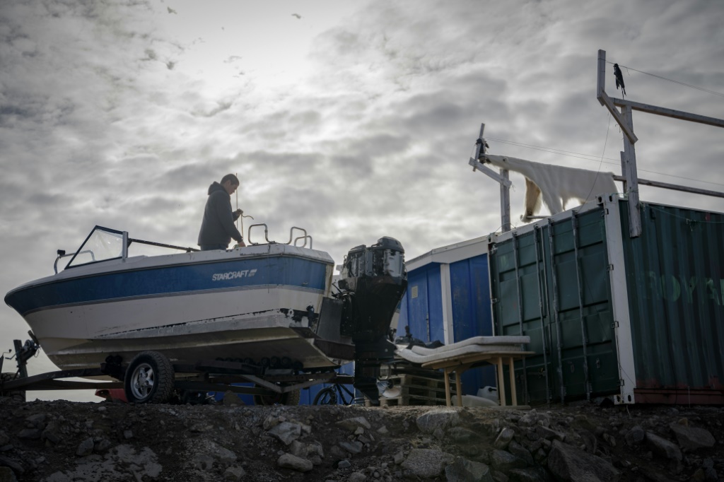 تحضيرات للصيد في قرية إيتوكورتيرمايت في غرينلاند في 20 آب/أغسطس 2023 (ا ف ب)