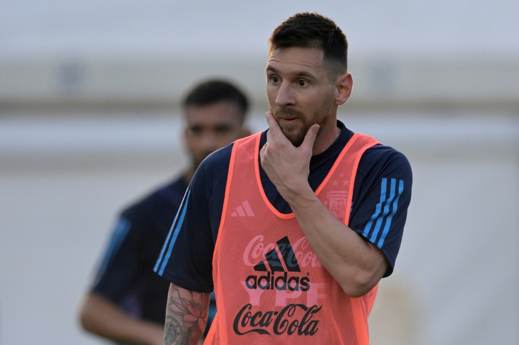 قائد ونجم المنتخب الارجنتيني ليونيل ميسي خلال حصة تدريبية في إيسيسا ببوينس آيرس في العاشر من تشرين الأول/أكتوبر 2023 (ا ف ب)