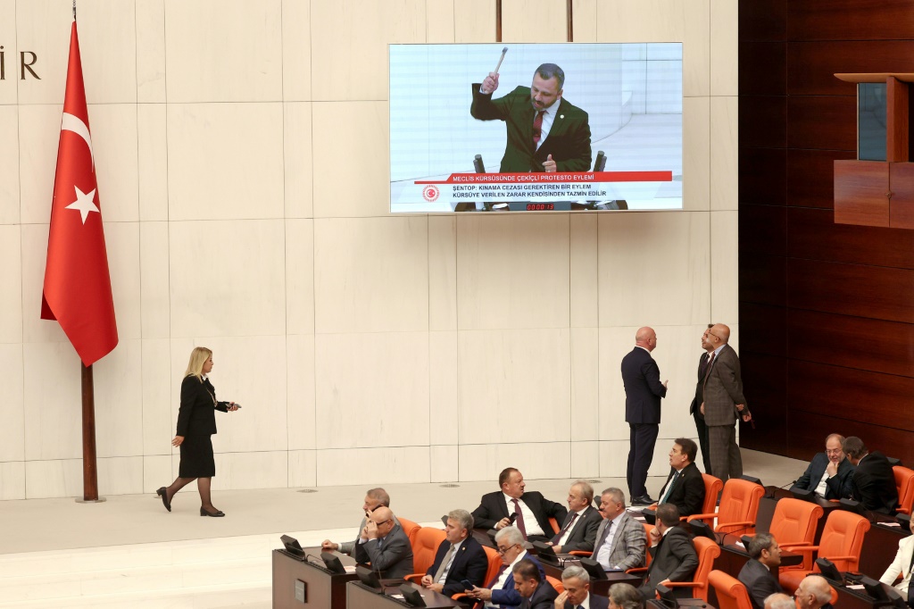 يقدم وزير الخارجية هاكان فيدان إحاطة أمام البرلمان تتعلق بتطورات الاشتباكات الإسرائيلية الفلسطينية (ا ف ب)