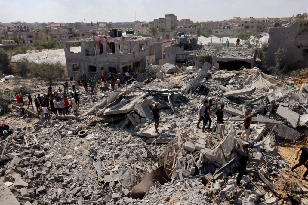 فلسطينيون يبحثون بين الركام عن ضحايا في مدينة رفح في جنوب قطاع غزة في 12 تشرين الأول/أكتوبر 2023 (ا ف ب)
