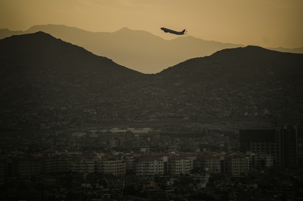 طائرة تقلع من مطار كابول الدولي في أغسطس من العام الماضي (أ ف ب)   
