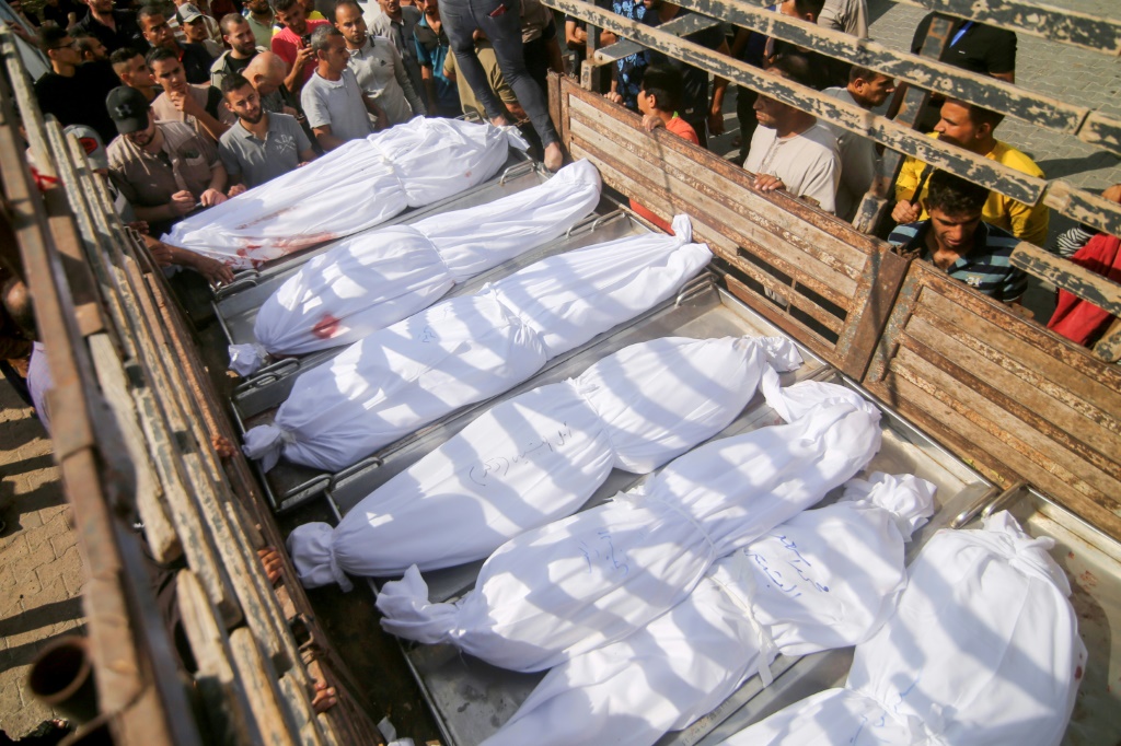 جثث فلسطينيين قتلوا في قصف إسرائيلي في خان يونس في قطاع غزة في 12 تشرين الأول/أكتوبر 2023 (ا ف ب)