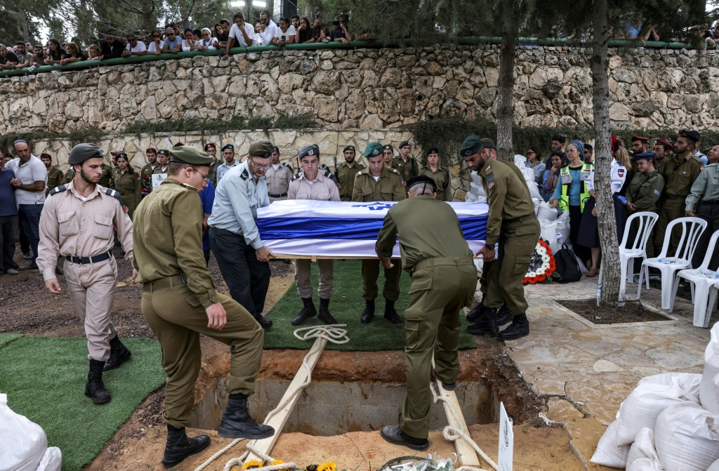 جنود إسرائيليون يشيعون رفيقا قتل في كيبوتر بيئيري في 12 تشرين الأول/أكتوبر 2023 (ا ف ب)