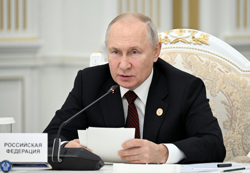صورة وزعتها وكالة سبوتنيك المملوكة للدولة الروسية تظهر الرئيس الروسي فلاديمير بوتين وهو يحضر اجتماعًا لرؤساء ائتلاف الدول المستقلة في بيشكيك في 13 تشرين الأول/أكتوبر 2023 (أ ف ب)   