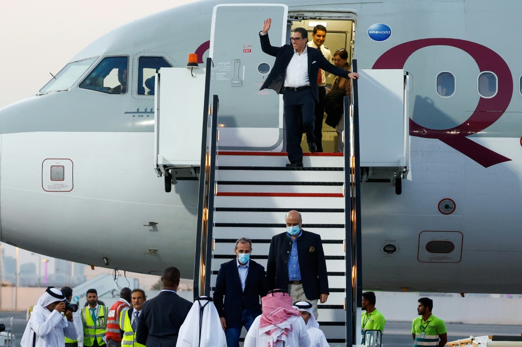 المواطنون الأميركيون سياماك نامازي (وسط خلف) وعماد شرقي (أسفل يسار) ومراد طهباز (أسفل يمين) يخرجون من طائرة قطرية لدى وصولها إلى مطار الدوحة الدولي في 18 أيلول/سبتمبر 2023 (ا ف ب)   