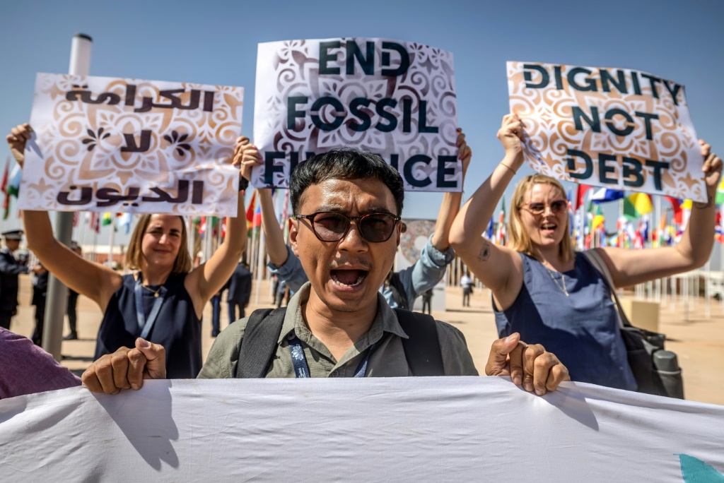 ناشطون يرفعون لافتات خلال تظاهرة احتجاجا على الفقر والتغير المناخي خلال الاجتماعات السنوية للبنك الدولي وصندوق النقد الدولي في مراكش في المغرب في التاسع من تشرين الأول/أكتوبر 2023 (ا ف ب)