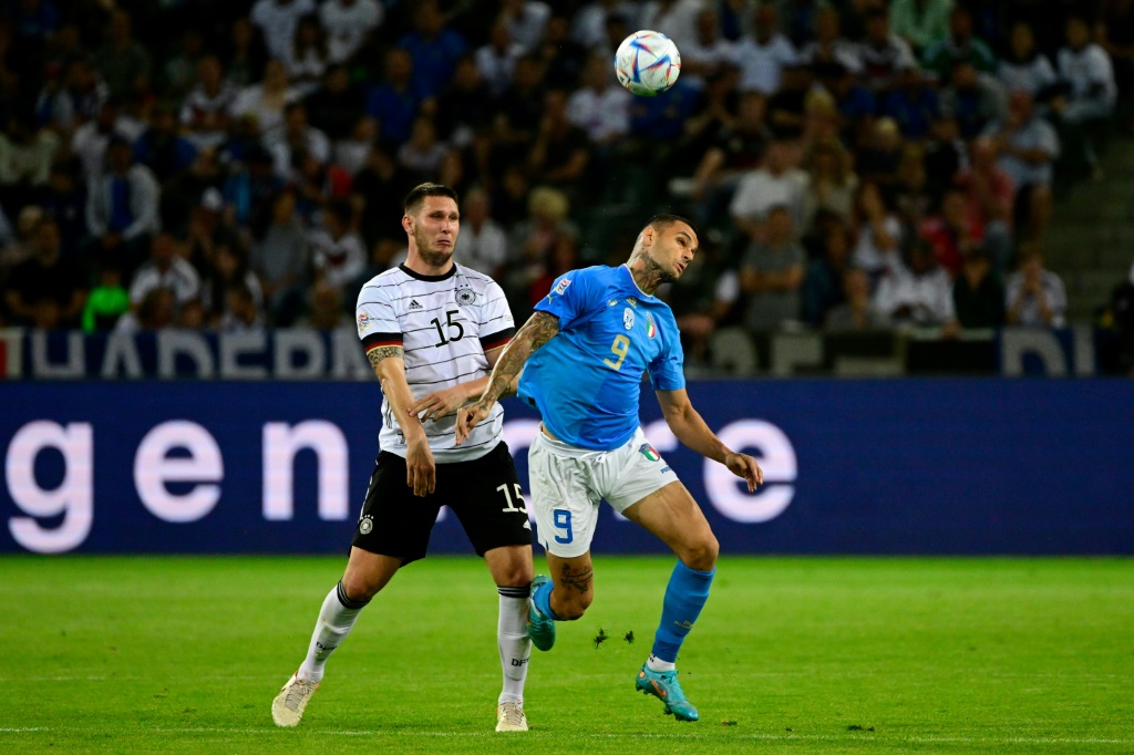 لم يسجل سكاماكا (يمين) بعد مع منتخب إيطاليا (ا ف ب)