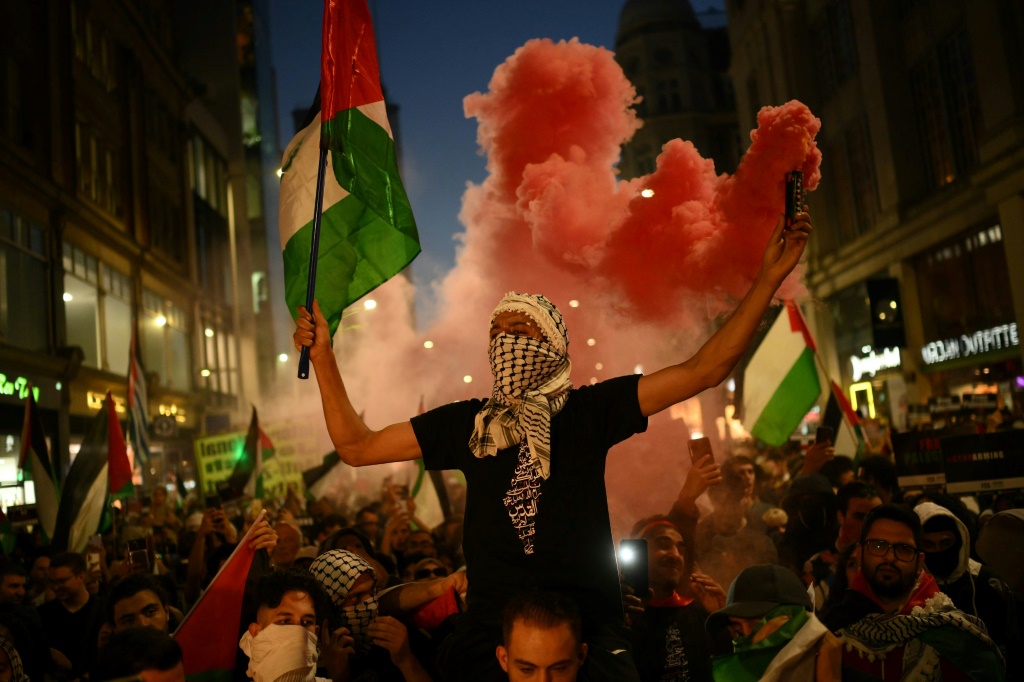 وقالت شرطة لندن هذا الأسبوع إن التعبير العام عن الدعم للفلسطينيين، بما في ذلك رفع العلم الفلسطيني، ليس غير قانوني (أ ف ب)   