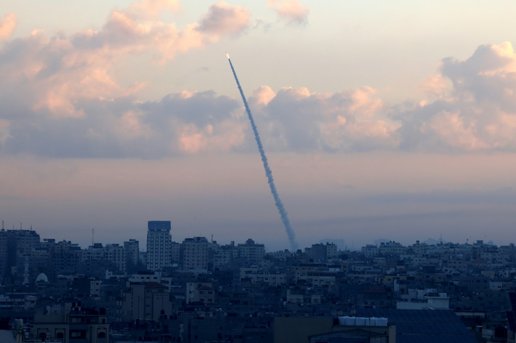 إطلاق صاروخ من قطاع غزة نحو إسرائيل في 7 تشرين الأول/أكتوبر 2023 (ا ف ب)