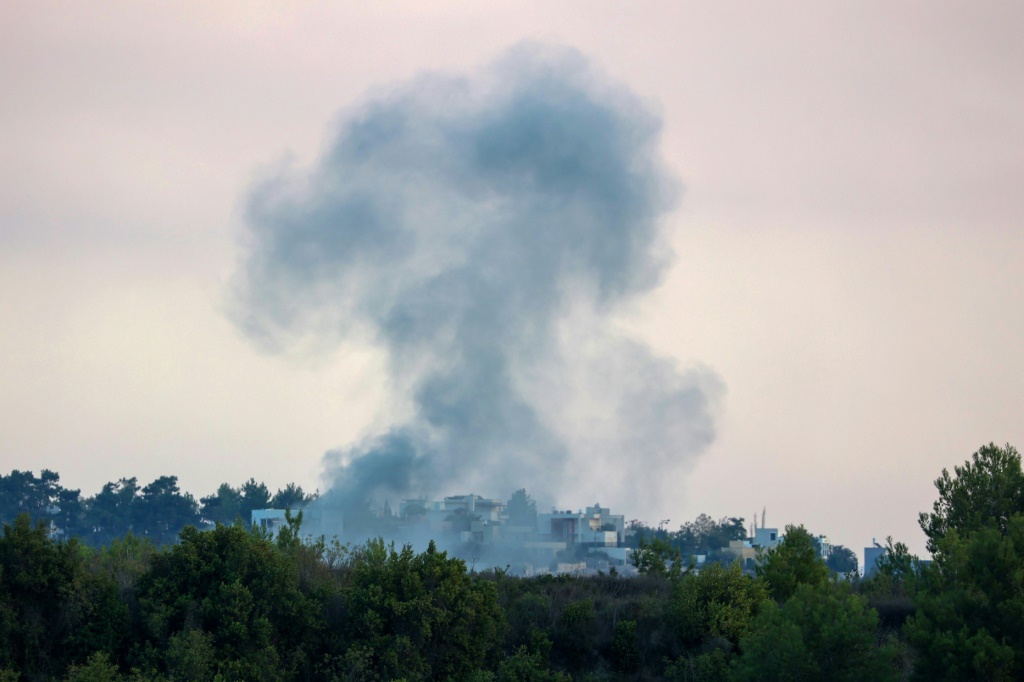 تصاعد الدخان عقب قصف إسرائيلي على قرية علما الشعب في 13 تشرين الأول/أكتوبر 2023 (ا ف ب)