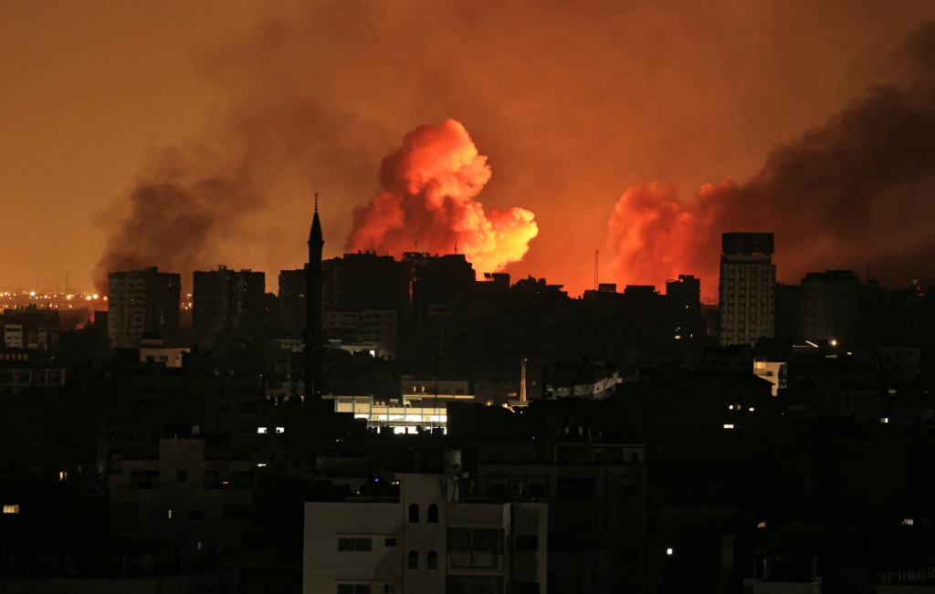غارة جوية إسرائيلية على مدينة غزة ليل 12 ت1/أكتوبر 2023 (ا ف ب)