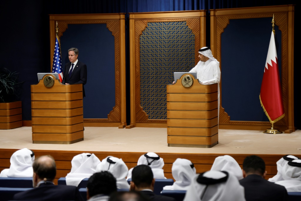 وزير الخارجية الأميركي أنتوني بلينكن ورئيس الوزراء القطري وزير الخارجية محمد بن عبد الرحمن آل ثاني في مؤتمر صحافي مشترك في الدوحة في 13 تشرين الأول/أكتوبر 2023 (ا ف ب)