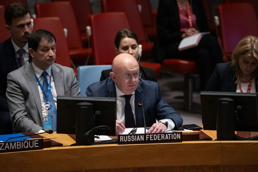 الممثل الدائم لروسيا الاتحادية لدى الأمم المتحدة فاسيلي نيبينزيا يتحدث خلال اجتماع مجلس الأمن الدولي بشأن أوكرانيا في 24 أغسطس 2023 (ا ف ب)