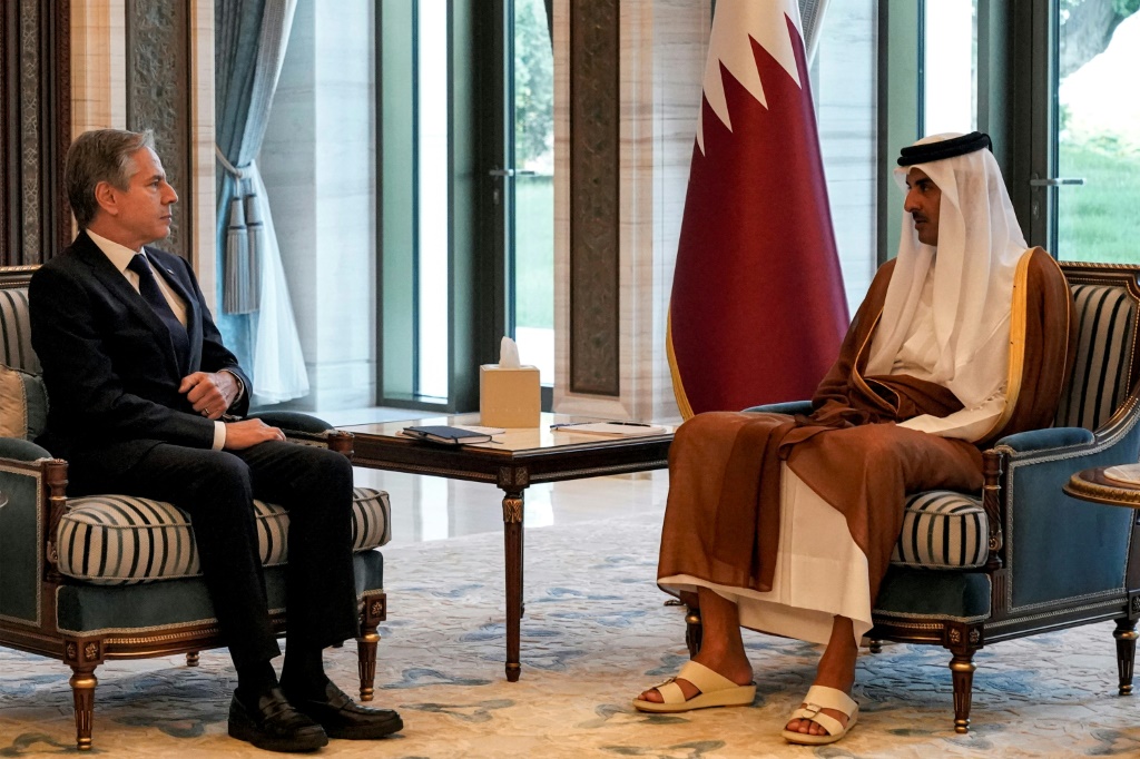 وزير الخارجية الأمريكي أنتوني بلينكن يلتقي أمير قطر الشيخ تميم بن حمد آل ثاني (ا ف ب)