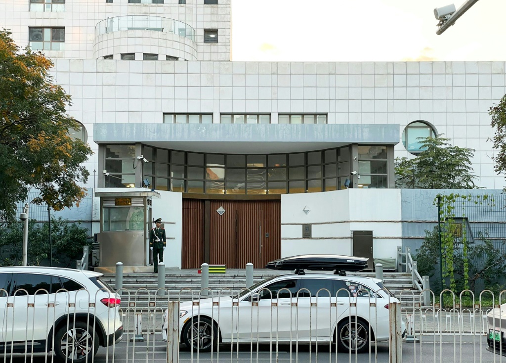 شرطي صيني يقف عند مدخل السفارة الإسرائيلية في بكين بعد تعرض موظف بالسفارة لهجوم في مكان آخر بالمدينة (ا ف ب)